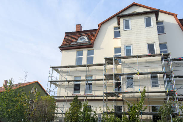Mehrfamilienhaus mit Gerüst bei der Fassadensanierung